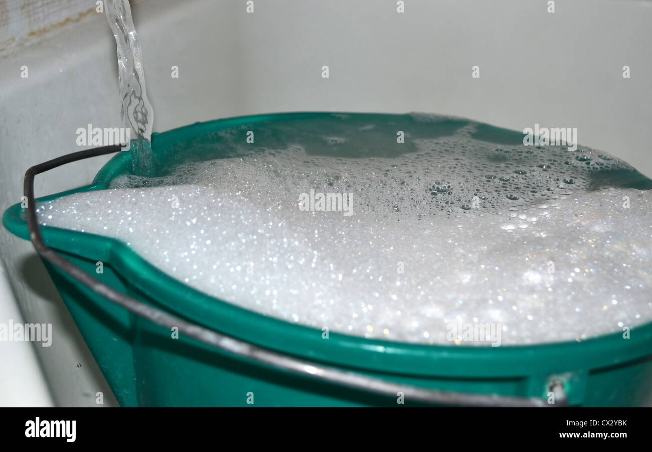 Cubo rebosante de agua jabonosa caliente Fotografía de stock - Alamy
