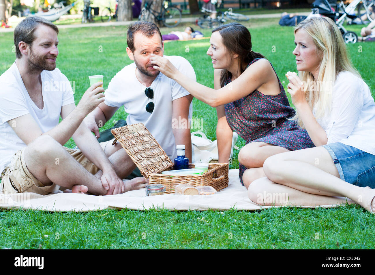 Amigos en el parque haciendo un picnic Foto de stock