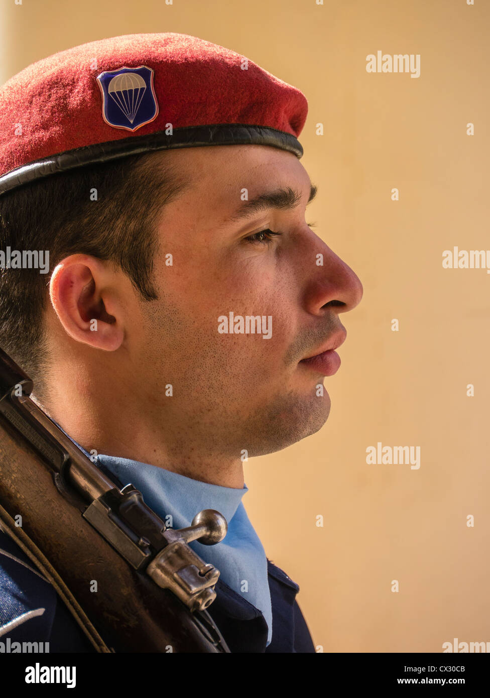 Cerrar vista lateral de la cabeza y los hombros de un soldado de guardia en el Panteón edificio en Asunción, Paraguay. Foto de stock