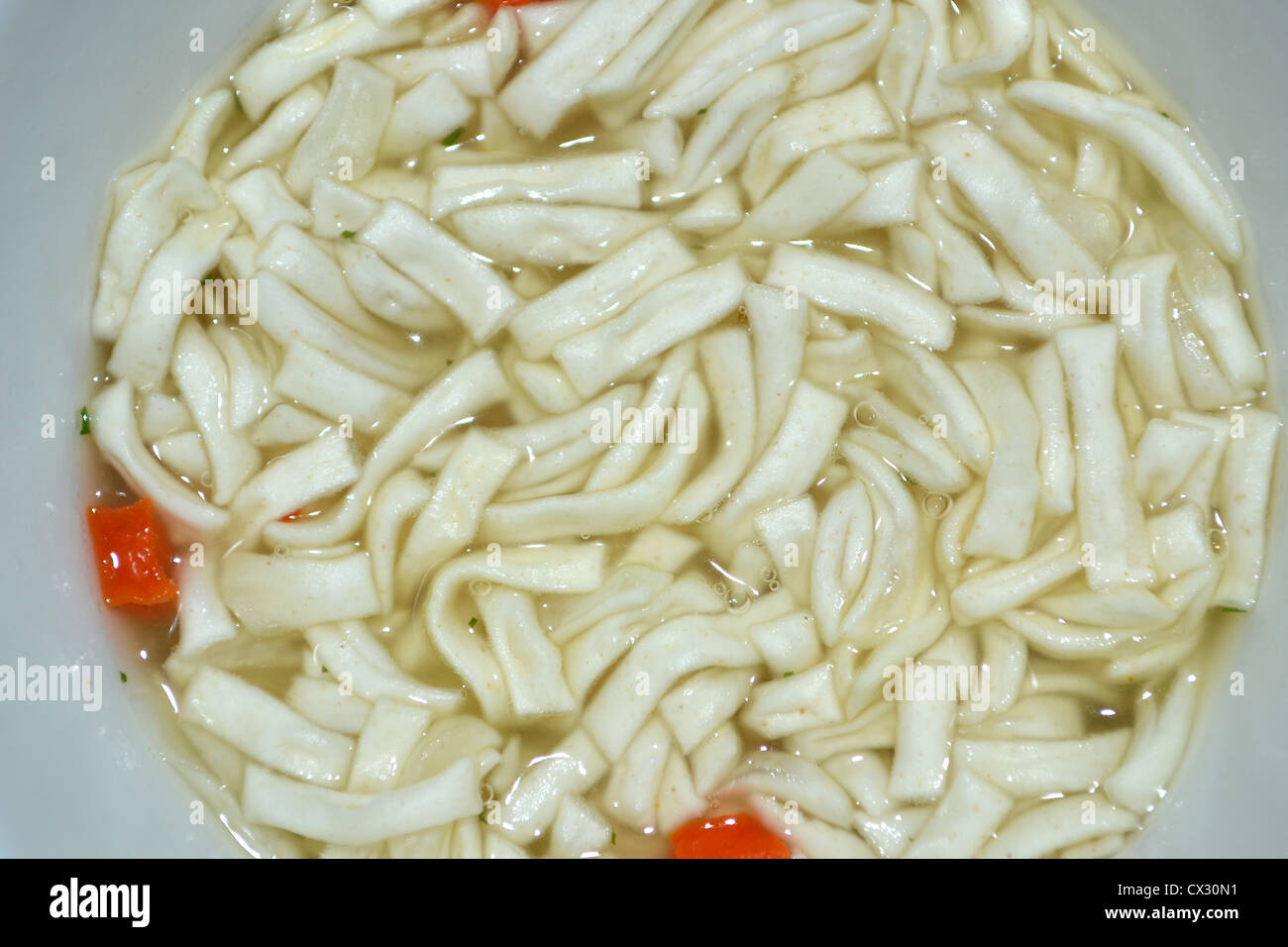 Una taza de sopa de pollo con fideos en sopa de sabor taza Foto de stock