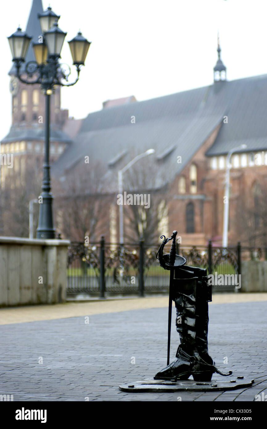 ITAR-TASS: Kaliningrado, Rusia. Diciembre, 2011. Bota Alta escultura del Barón Karl Munchhausen en Rybnaya derevnya (pueblo de pescadores). (Foto ITAR-TASS/ Yelena Nagornykh) . . . -/ Foto de stock