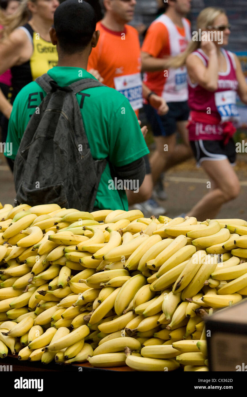 Tabla de plátanos y corredores: media maratón de Parques Reales de Londres  Fotografía de stock - Alamy