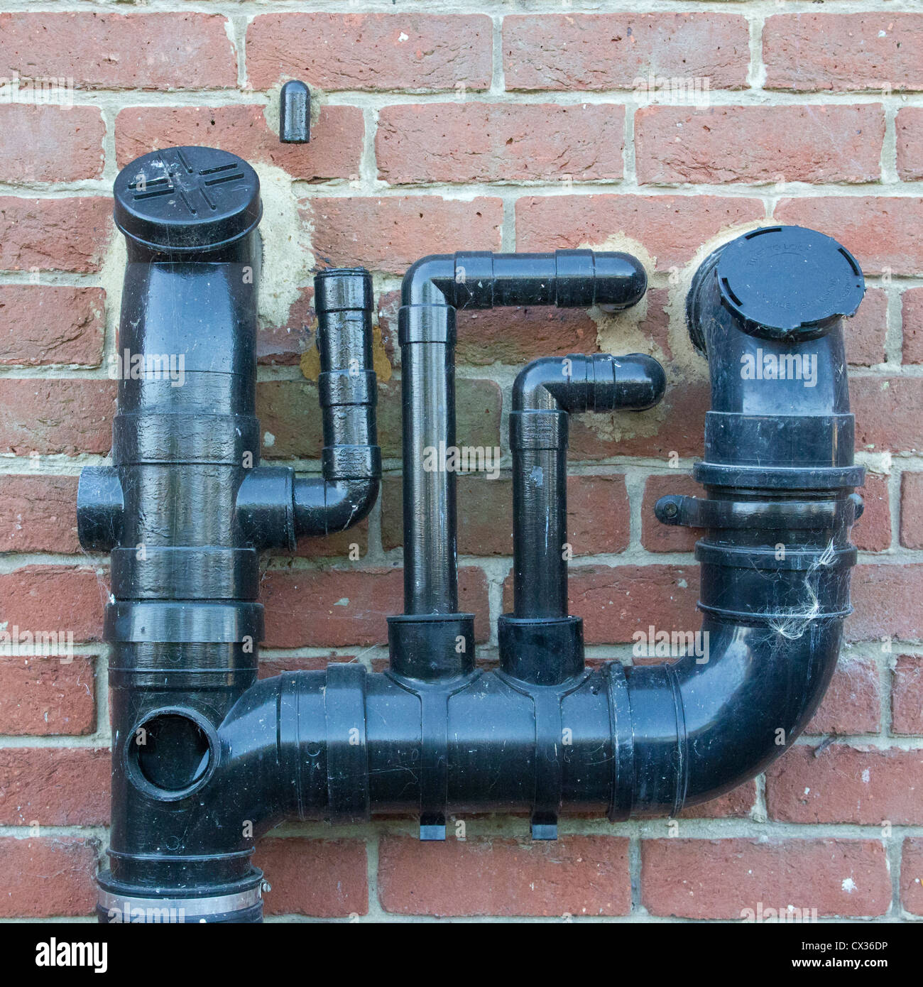 El despilfarro de agua Tubos tubo de alcantarillado fontanería Foto de stock
