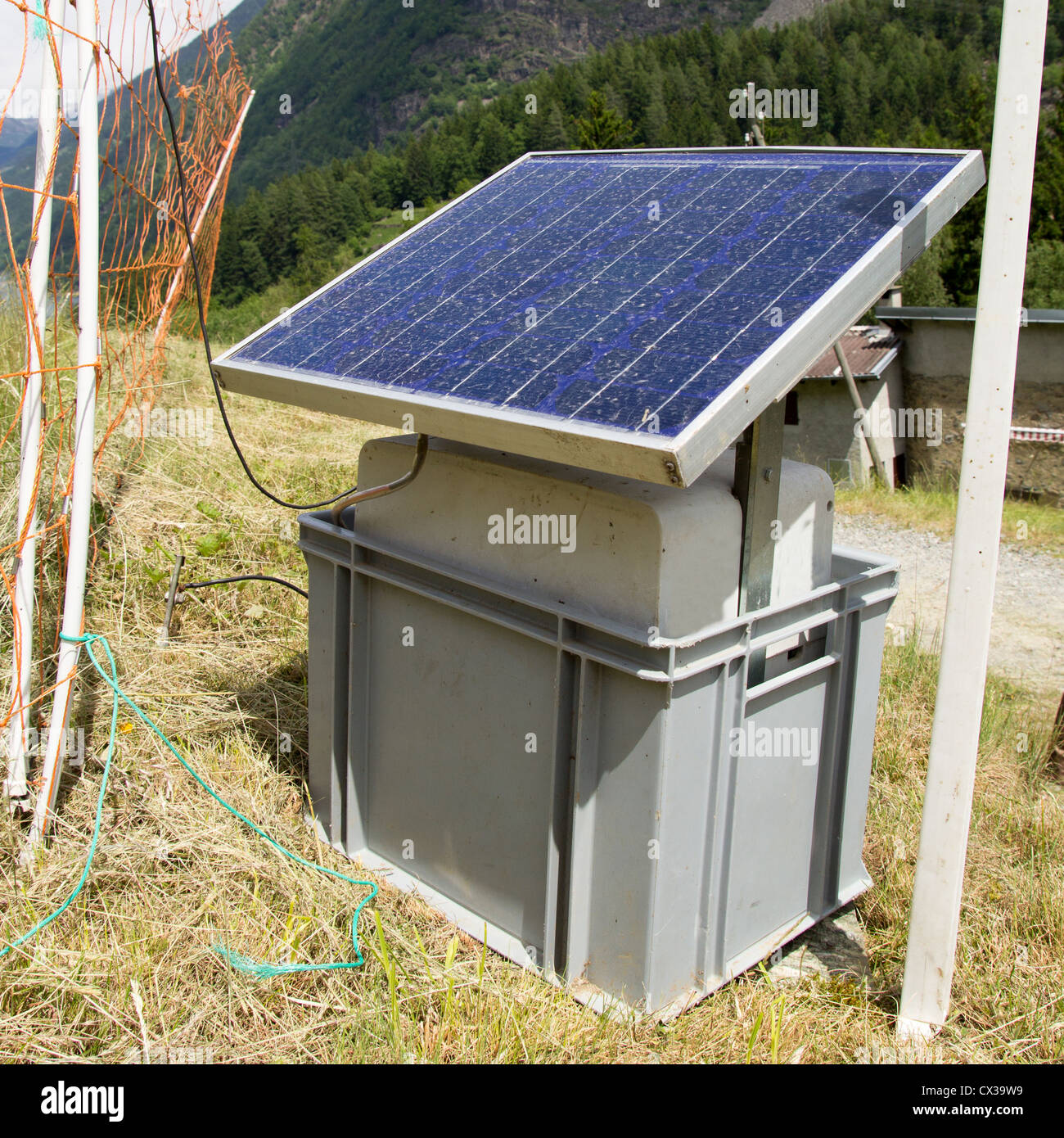 Pastor eléctrico alimentado con panel solar en los Alpes suizos Fotografía  de stock - Alamy