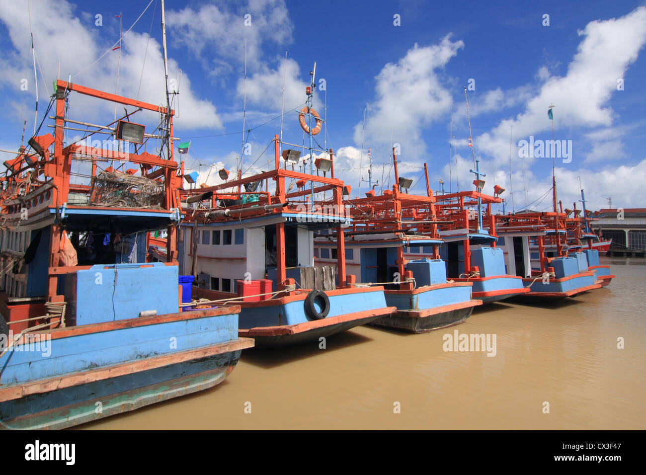 Barco de pesca en el puerto, en Rayong, Tailandia. Foto de stock