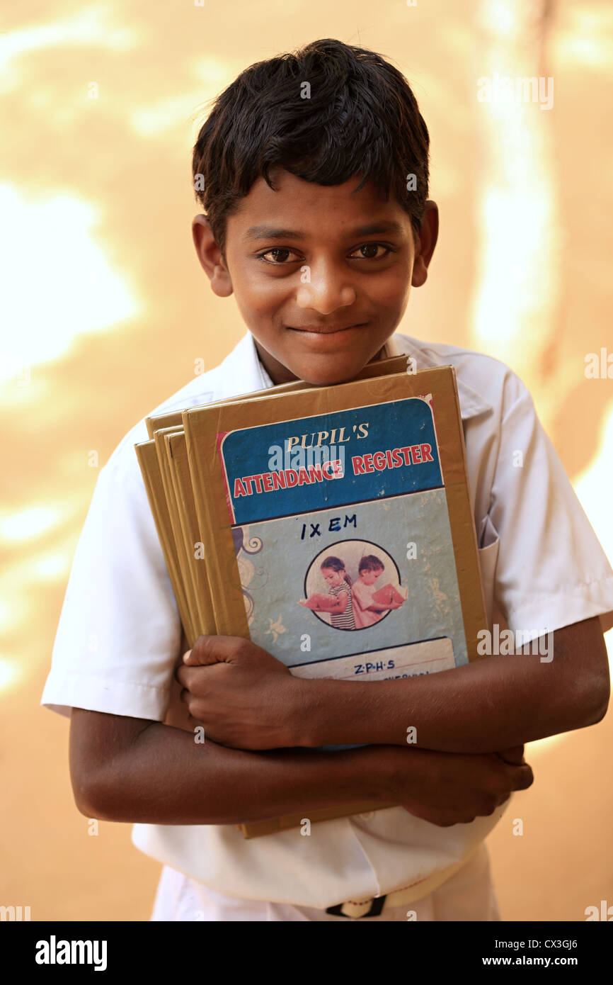 Los jóvenes de la India niño sosteniendo en el registro de asistencia de Andhra Pradesh en el sur de la India Foto de stock