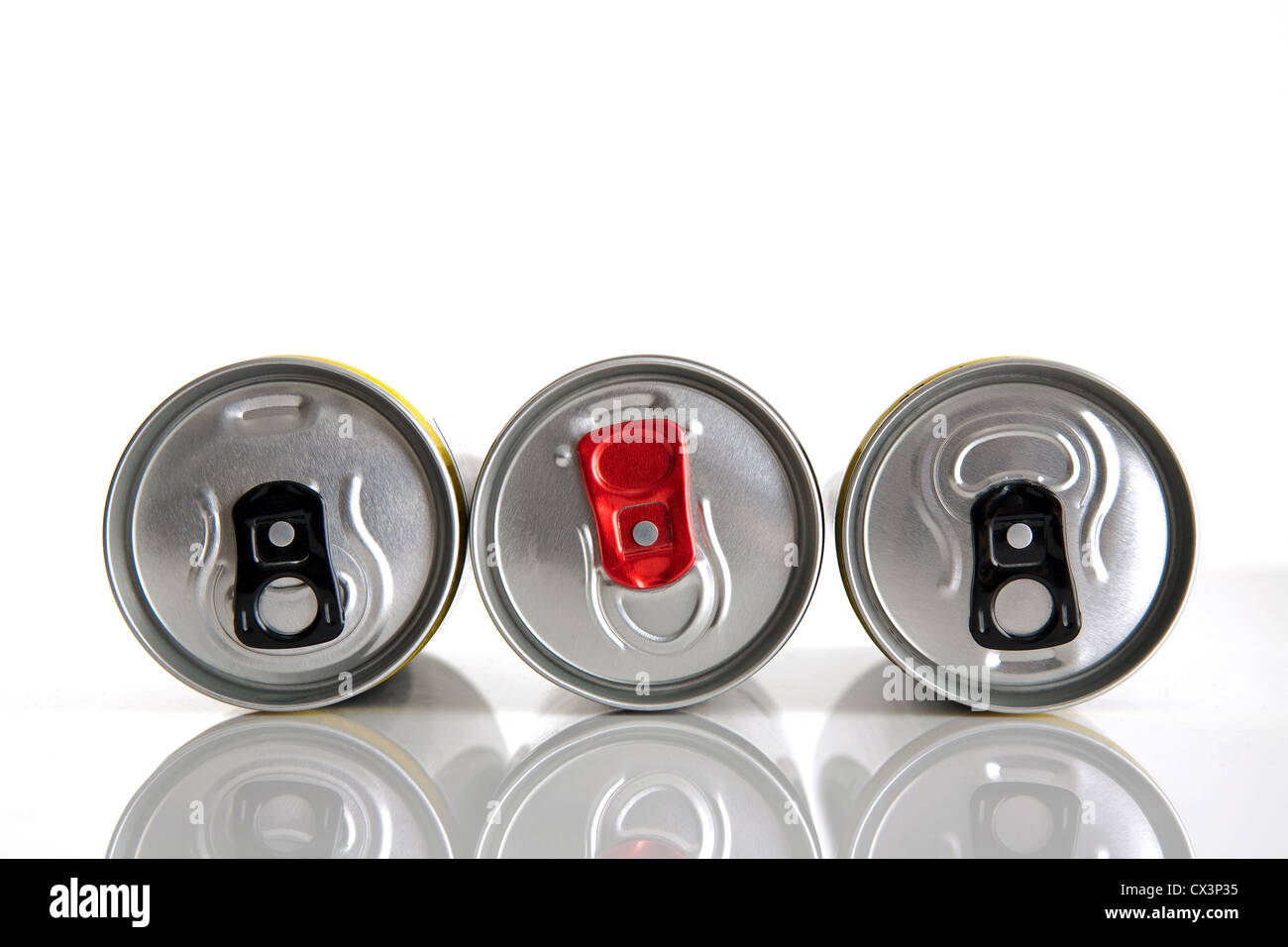 Tres de plata las latas de aluminio para bebidas y sus anillos de color rojo negro apertura Fotografía de - Alamy
