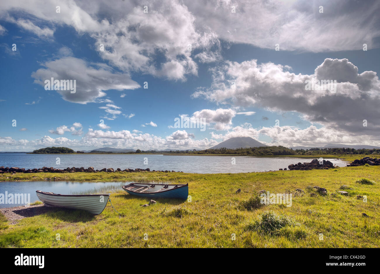 Un día soleado con algunos botes de Lough conn en el condado de Mayo, Irlanda con la icónica montaña Nephin Beg en segundo plano Foto de stock