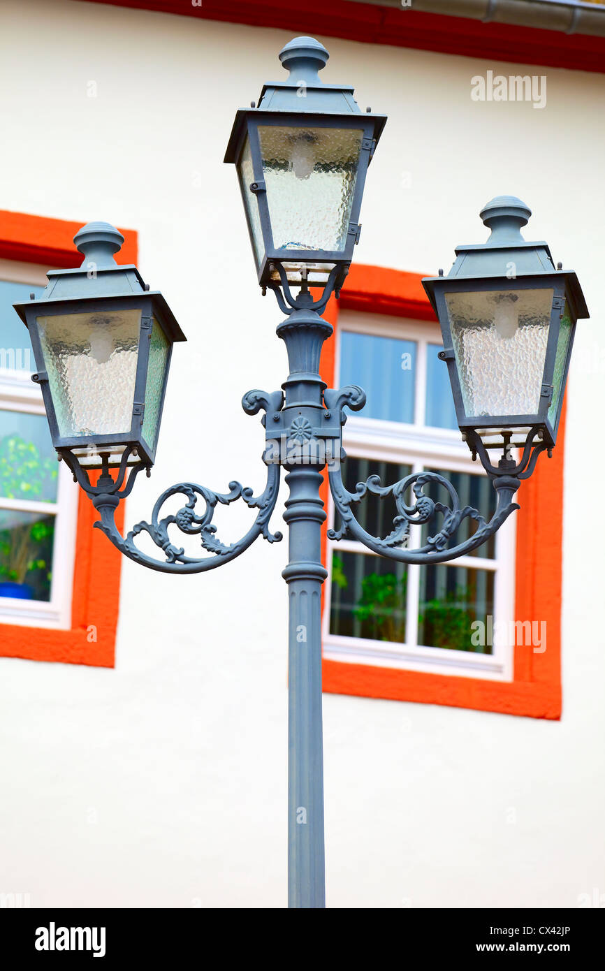 Lámpara de la calle en una pequeña ciudad Saarburg, Renania-Palatinado, Alemania,noche,verano Foto de stock