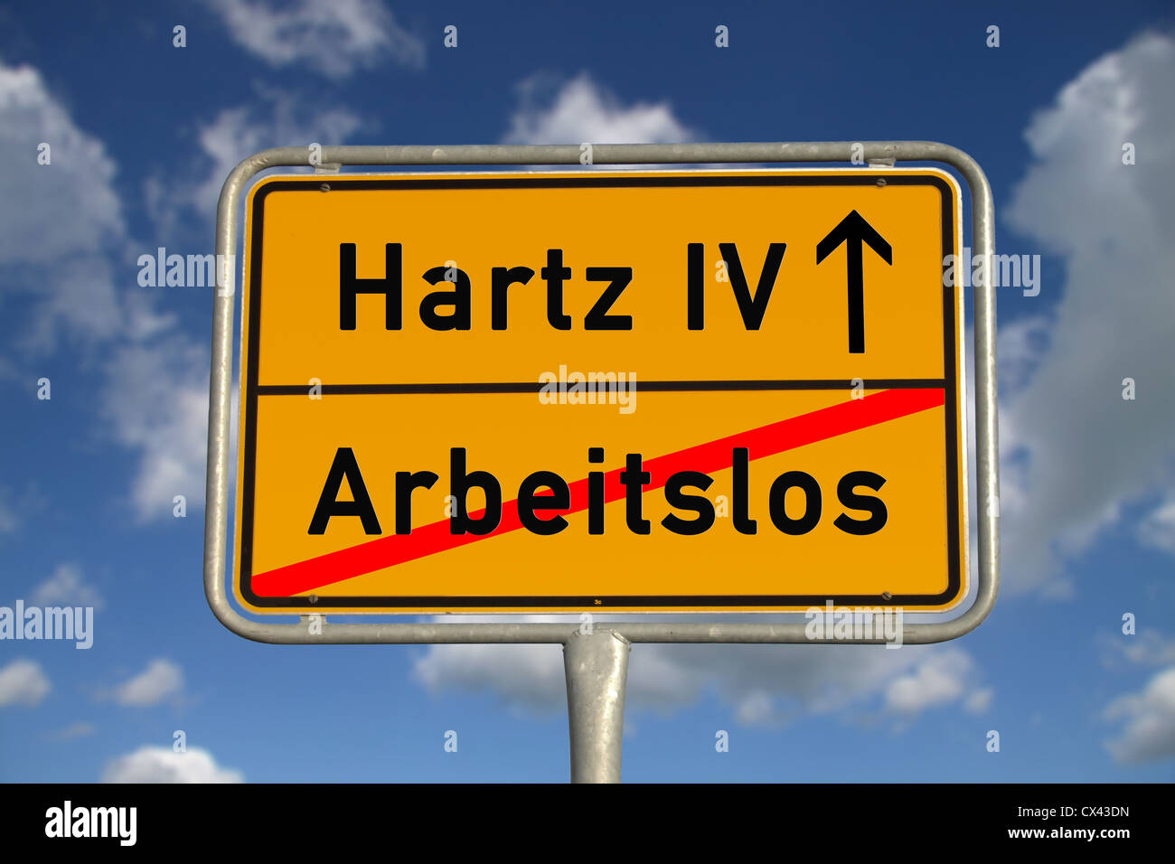 Señal de carretera alemana y desempleados Hartz 4 con el cielo azul y las nubes blancas Foto de stock
