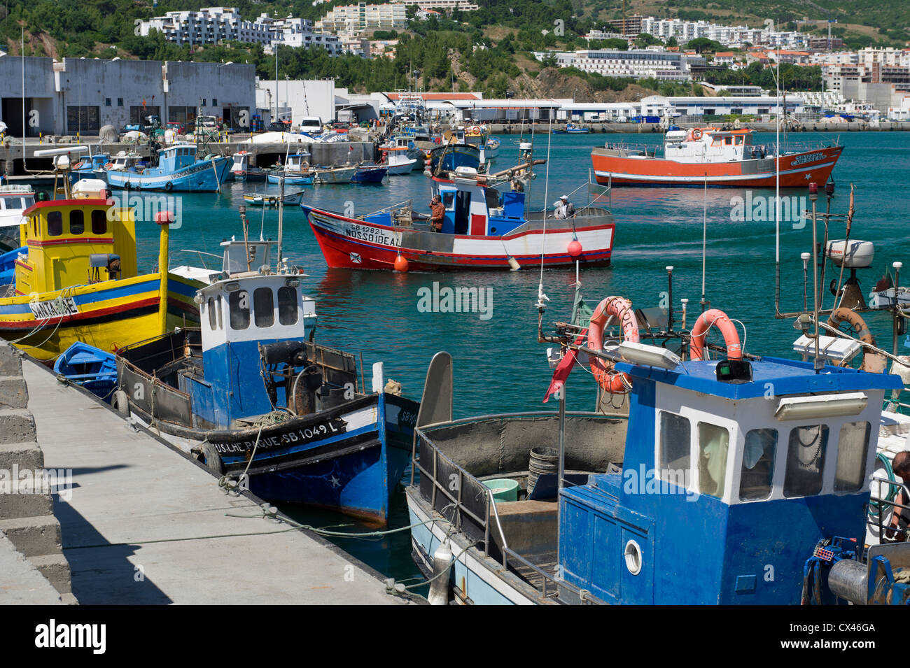 Portugal, Extremadura, Sesimbra, barcos de pesca en el puerto. Foto de stock