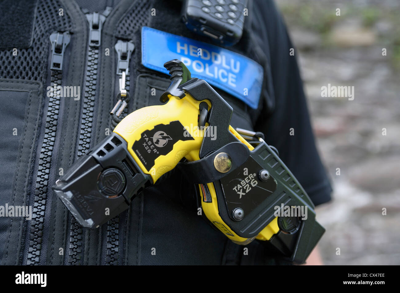 Un oficial de la policía británica sosteniendo un axón taser x2 eléctrico  realizado arma o pistola. La taser es emitido de forma rutinaria a las  fuerzas policiales de todo el reino unido