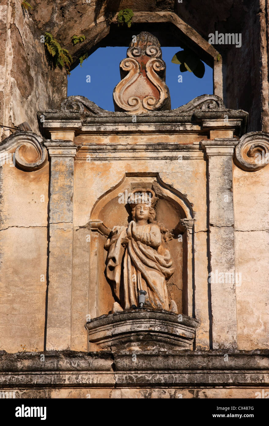 Estatua en ornamentado monasterio en ruinas en el Patrimonio Mundial de la UNESCO [Sitio] de Antigua, Guatemala, América Central Foto de stock
