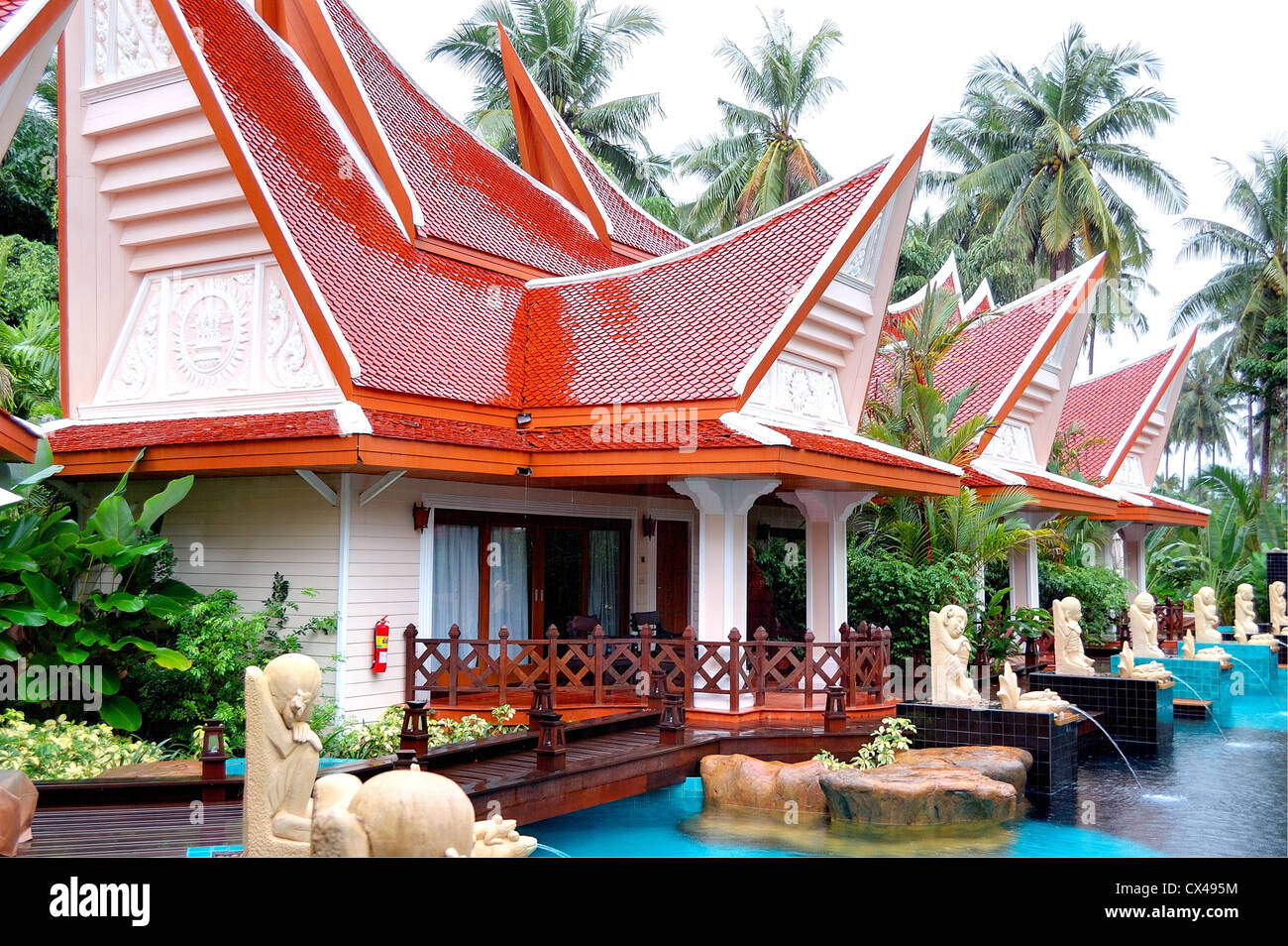 Jacuzzi exterior en la villa de lujo, Koh Chang, Tailandia Fotografía de  stock - Alamy