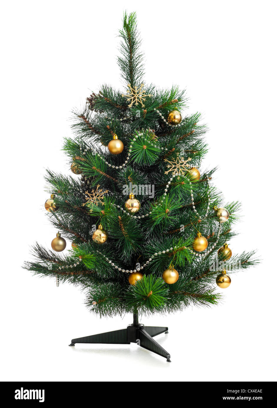 Pequeño árbol de navidad decorado aislado en blanco Foto de stock