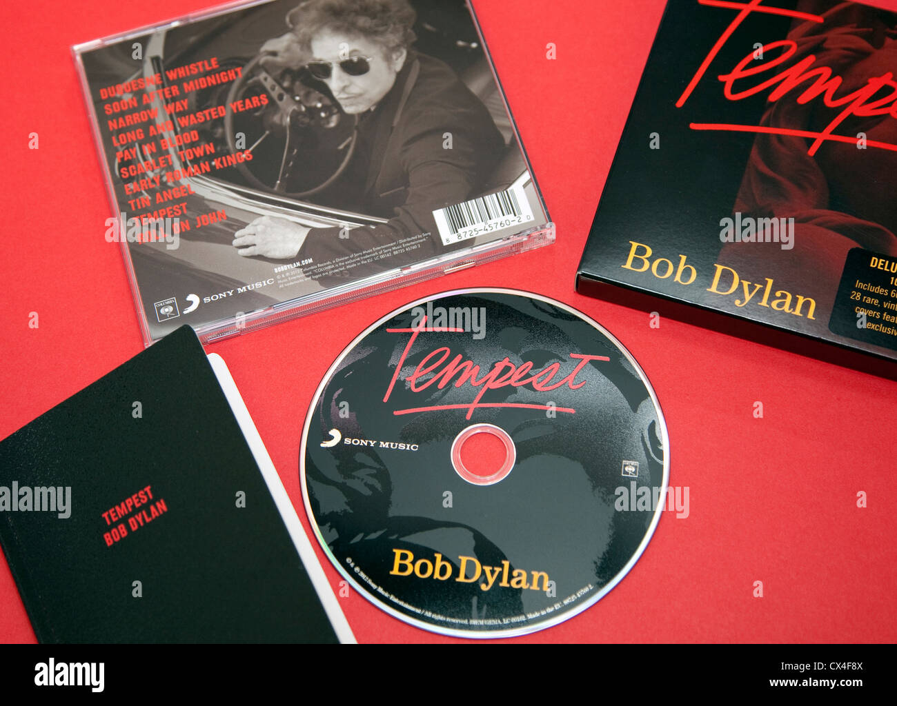 Deluxe Edition del álbum de Bob Dylan Tempest incluye libro de vintage  portadas de revistas Fotografía de stock - Alamy
