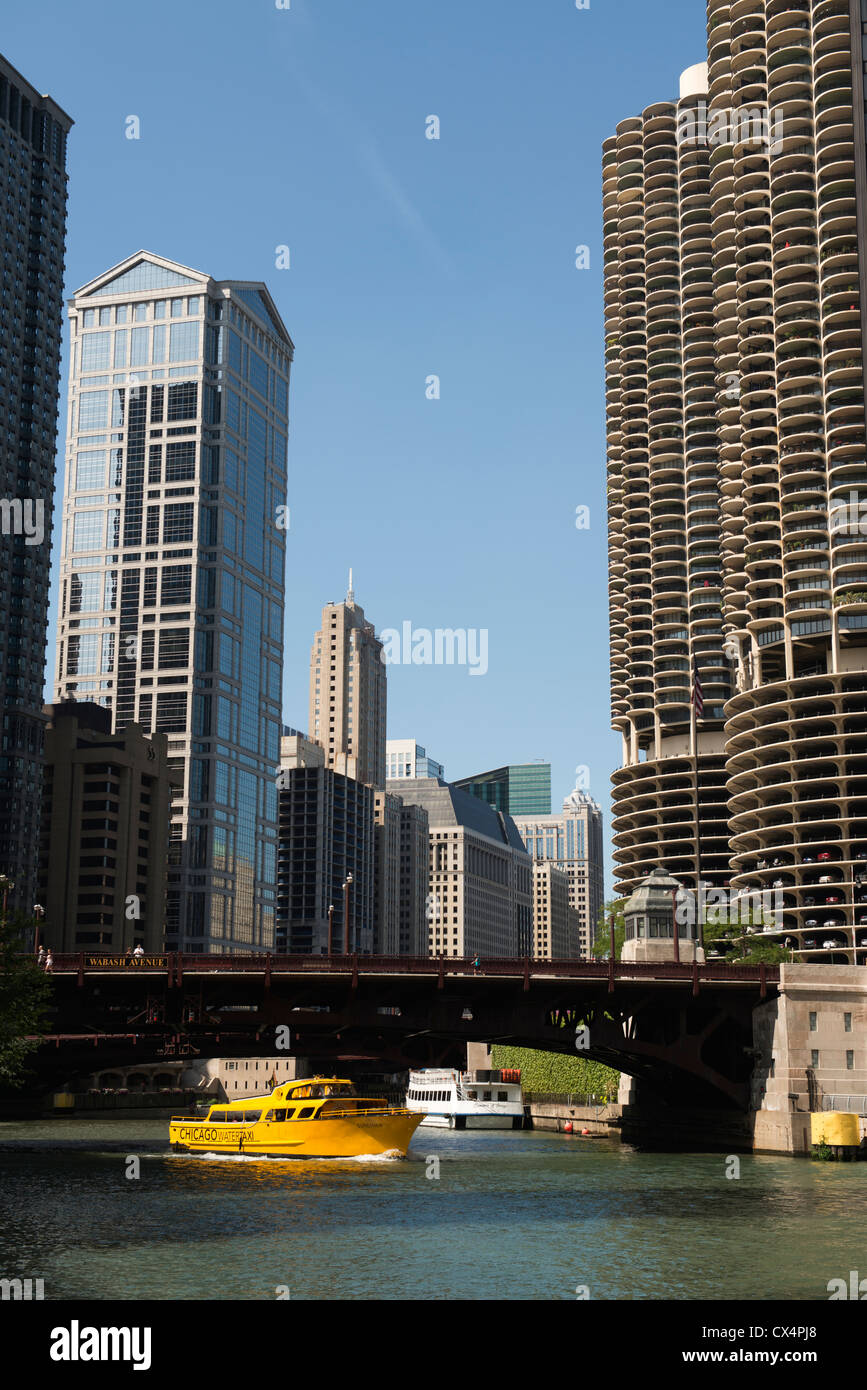 Taxi acuático en el río de Chicago con altos edificios más allá. Foto de stock