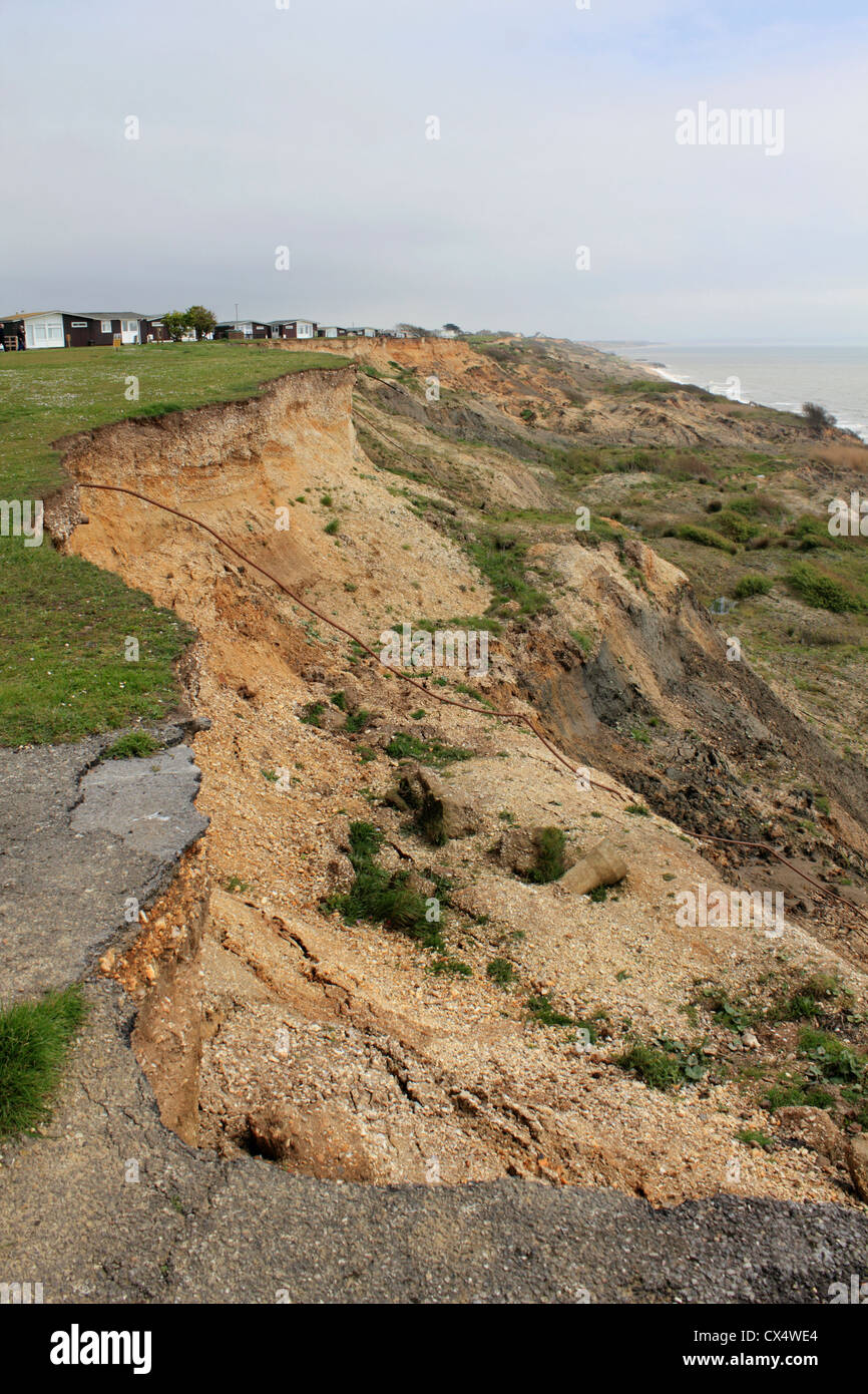 Cliff erosión entre Barton sobre mar y Highcliffe, Dorset, Inglaterra Foto de stock