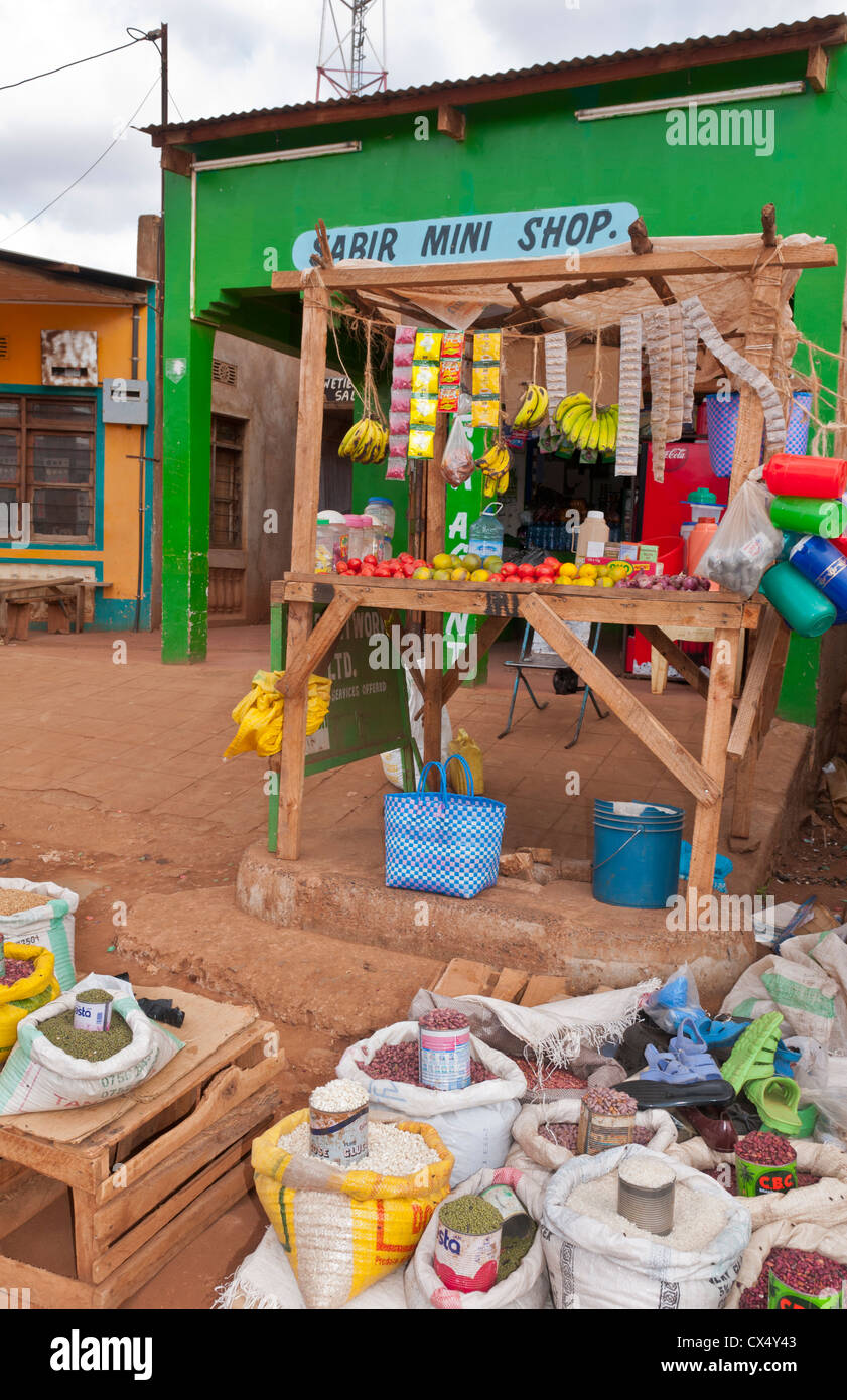 Kenya África Namanga ciudad fronteriza, almacenes y tiendas con la población local en la aldea pobre Foto de stock