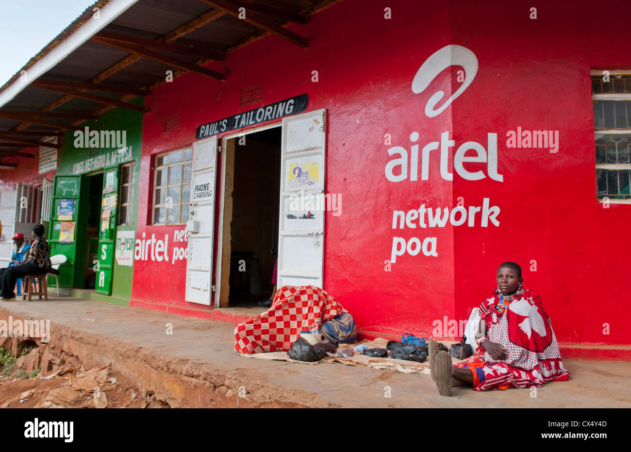 Kenya África Namanga ciudad fronteriza, almacenes y tiendas con la población local en la aldea pobre Foto de stock