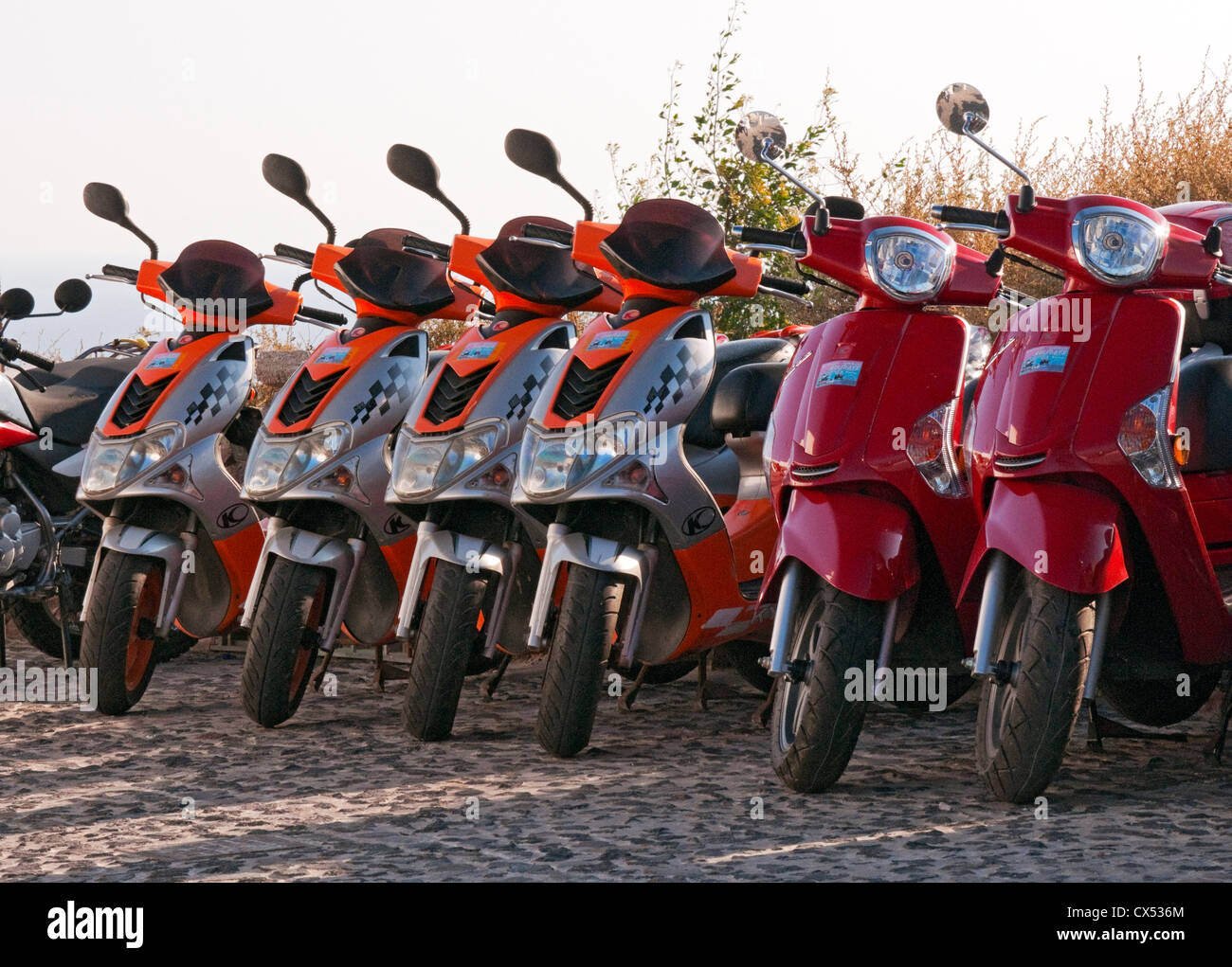 Línea de Scooters y motos para alquiler, Oia, Santorini, Grecia Fotografía  de stock - Alamy