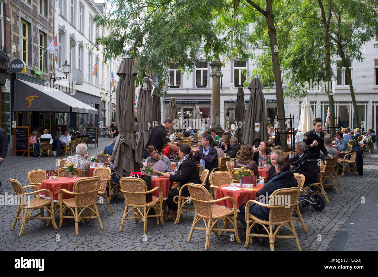 Concurridos cafés en la bonita plaza en Maastricht, Países Bajos Foto de stock