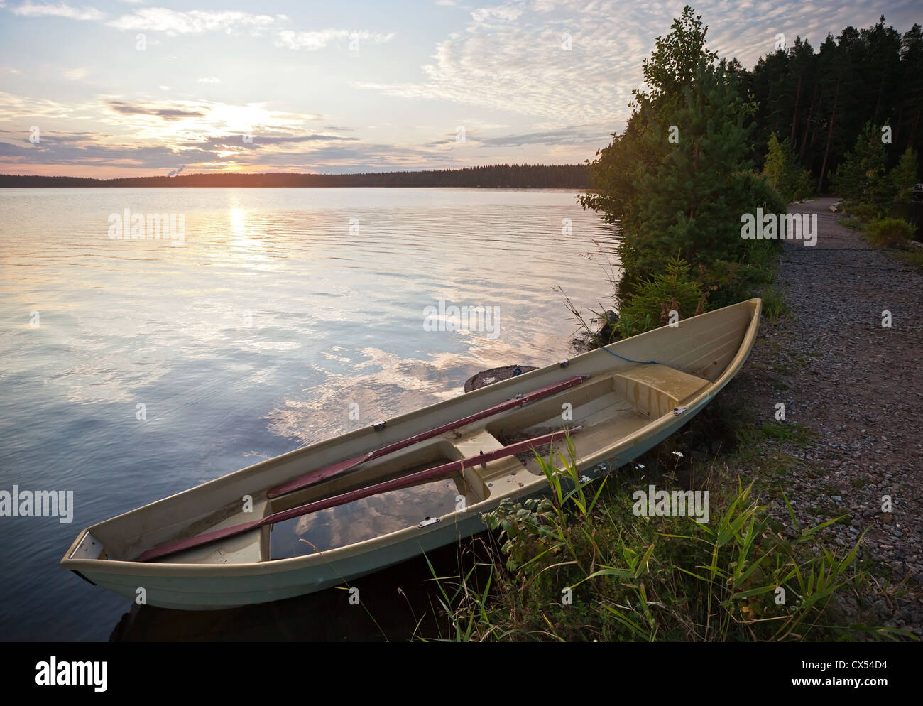 Por la mañana el paisaje con viejo bote de remos en la costa del lago Saimaa, Finlandia Foto de stock