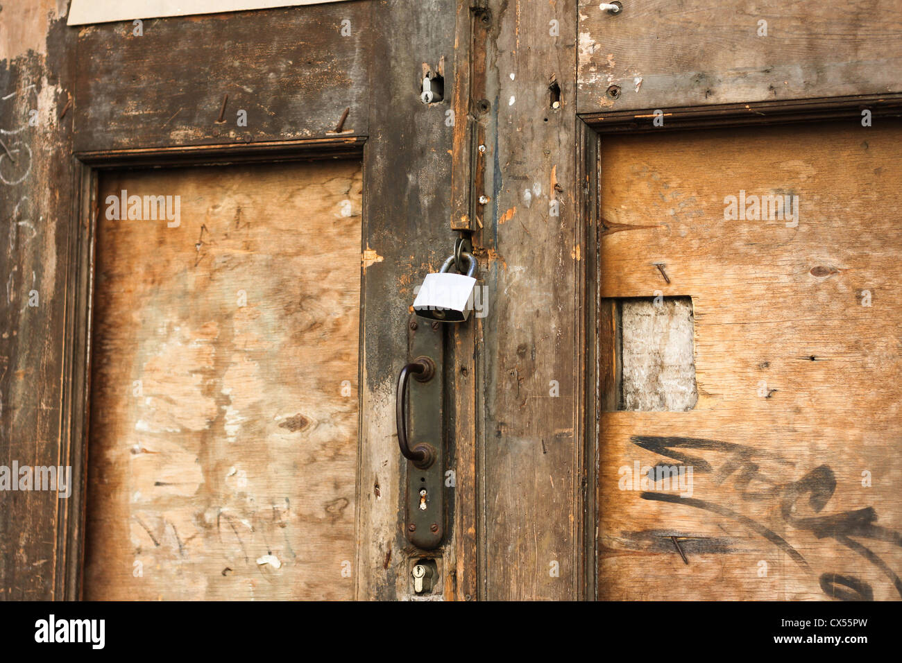 Cerraduras de puertas dañadas fotografías e imágenes de alta