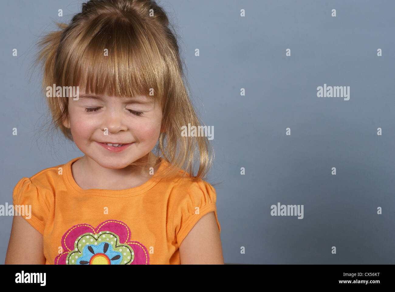 Niña es soñar despierto feliz pensamientos. Foto de stock