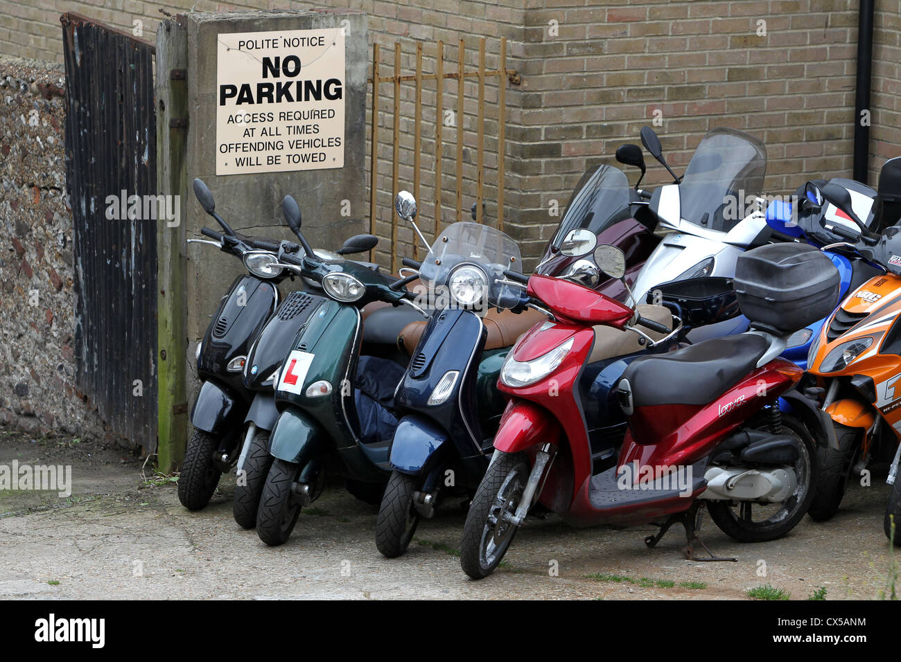 Muchas motos y Vespas foto aparcamiento en una "zona de estacionamiento prohibido" en Brighton, East Sussex, Reino Unido. Foto de stock