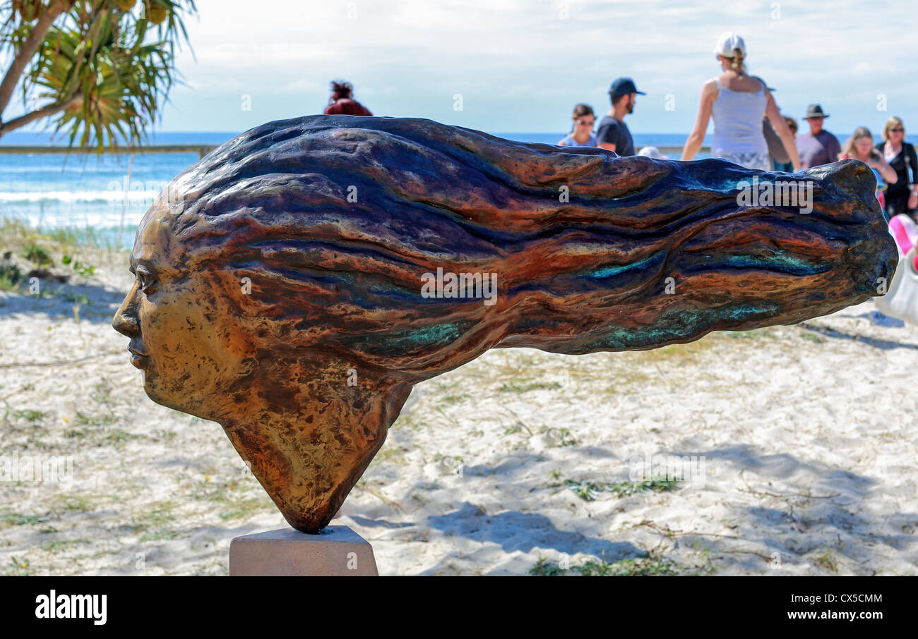 Se hinchan escultura Festival 2012 Esprit de Mer por Jannese Parkes una escultura en bronce de Currumbin playa abierta y libre para th Foto de stock