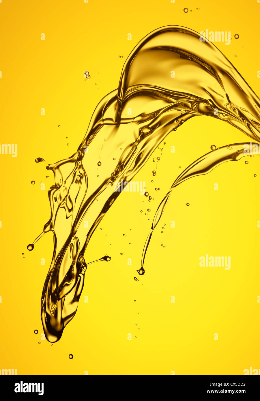 Las salpicaduras de aceite de color dorado con fondo amarillo Foto de stock