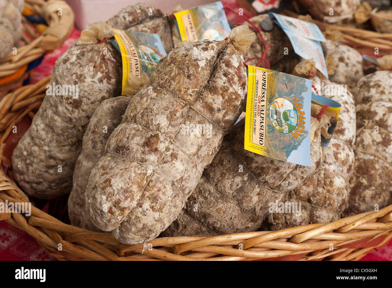 Sopressa, producto típico de la región del mostrado en un mercado de alimentos. Roma Sopressa, producto típico de la región del mostrado en un mercado de alimentos. Roma