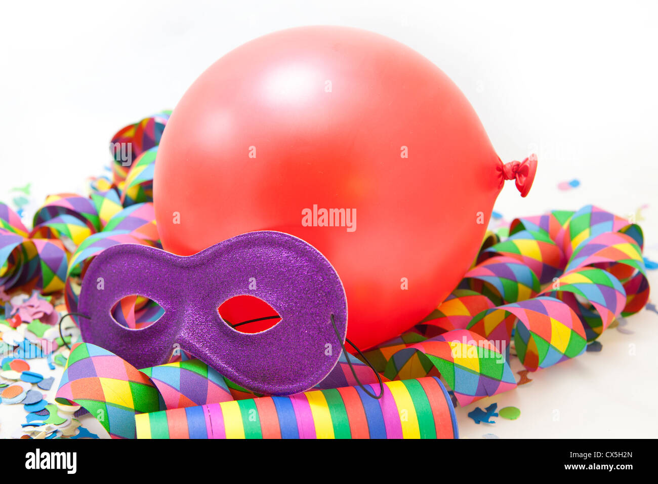 Fiesta de Carnaval. Máscara de colores, serpentinas y confeti sobre fondo  de color rosa brillante, banner Fotografía de stock - Alamy