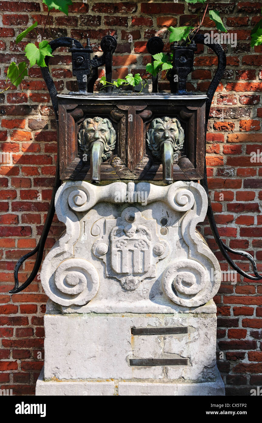 Lovaina / Louvain, Bélgica. Groot Begijnhof - fundada 13thC. Fuente de agua potable, 1684 Foto de stock