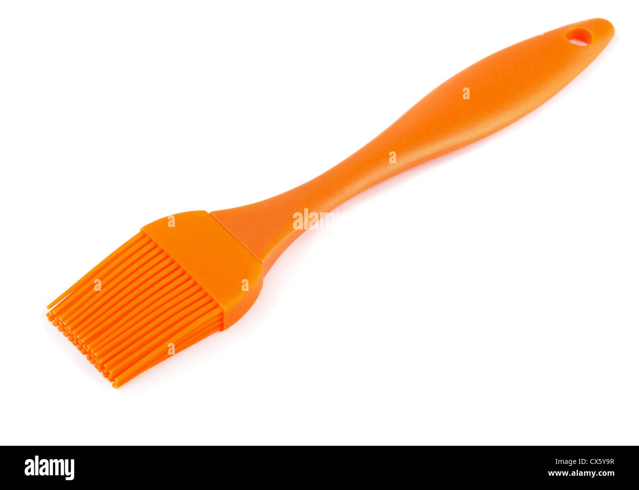 Brocha de silicona naranja aislado en blanco Foto de stock