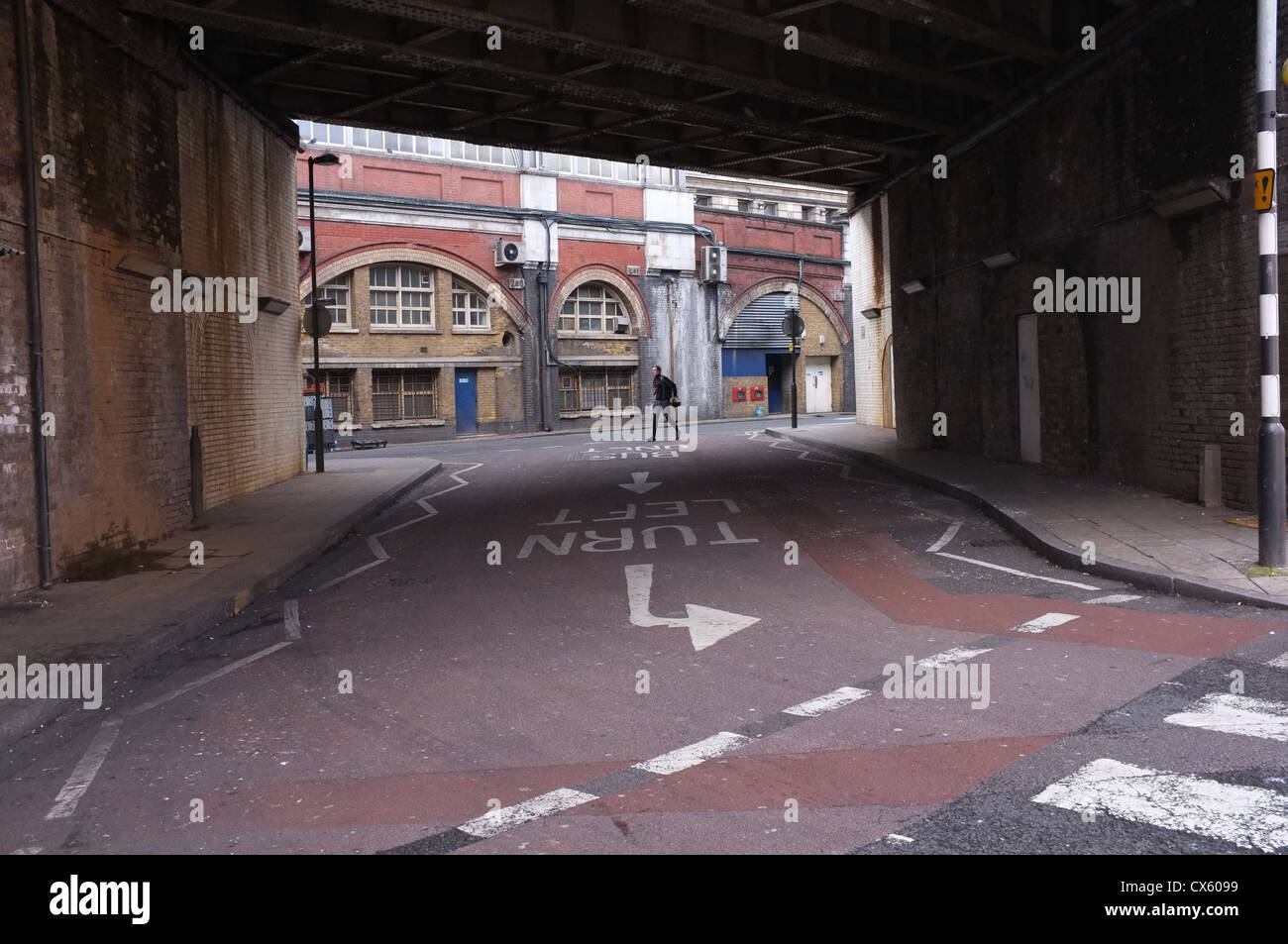 Una única calle gire a la izquierda en Londres Inglaterra bajo el puente cerca de la estación de Waterloo Foto de stock