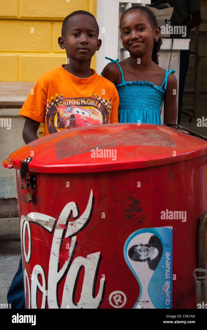 Arco iris monte Vesubio Tranquilidad de espíritu Niños afro caribeños fotografías e imágenes de alta resolución - Alamy