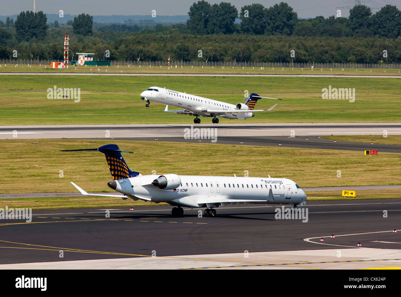 Manejo en tierra de aviones en el Aeropuerto Internacional de Dusseldorf. Alemania, Europa. Foto de stock