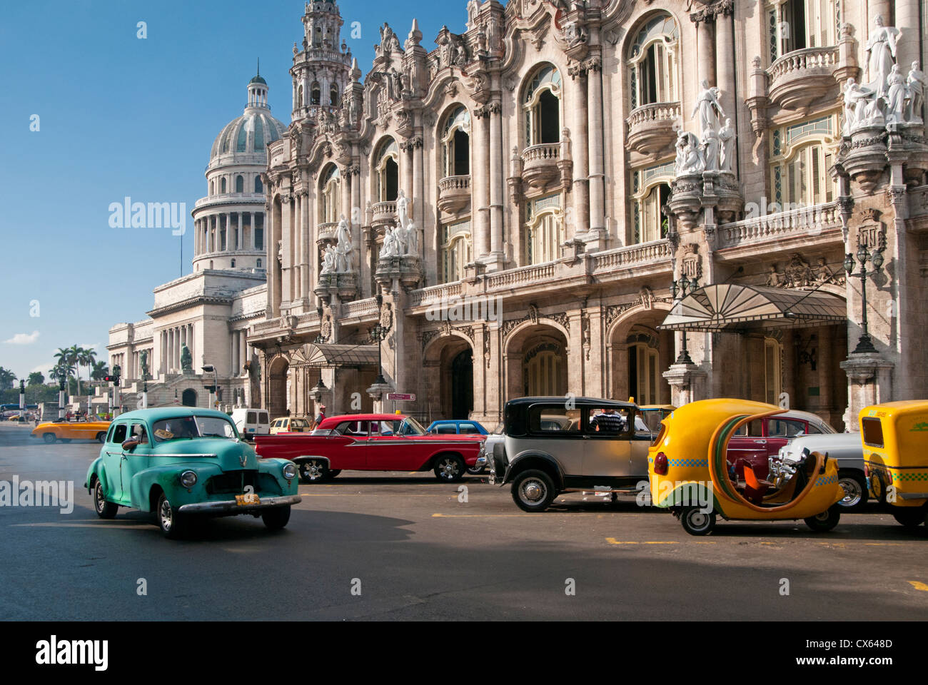 Viejos Coches americanos pasando el Edificio Capitolio y el Gran Teatro de La Habana, el Paseo de Martí, Habana Vieja, La Habana, Cuba Foto de stock