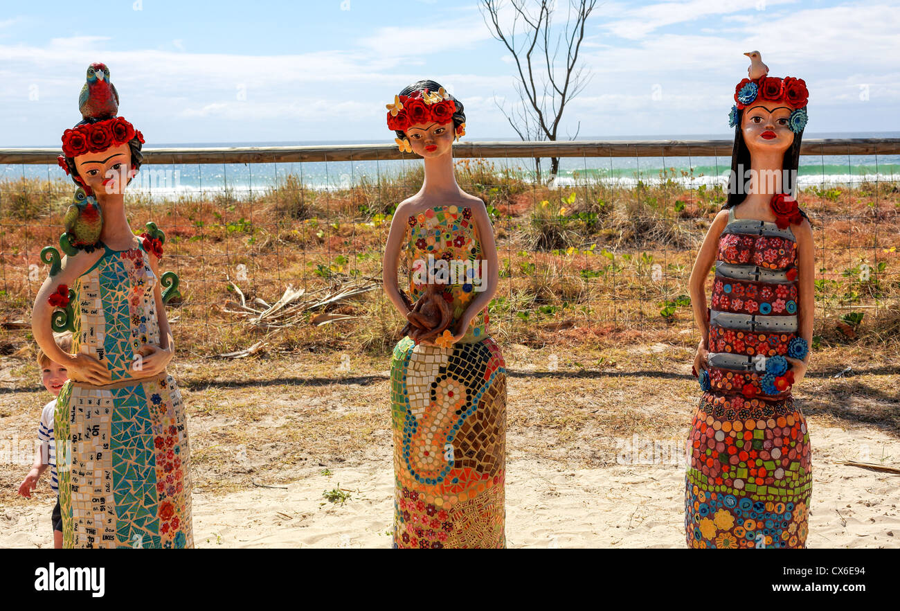 Se hinchan escultura Festival 2012 'Los tres Frida por Monte Lupo una escultura en BRT, azulejos de mosaico en Currumbin playa Foto de stock