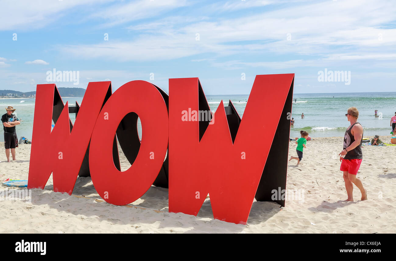 Se hinchan escultura Festival 2012 'WOW por Midge Jahansen una escultura en madera en Currumbin playa Foto de stock