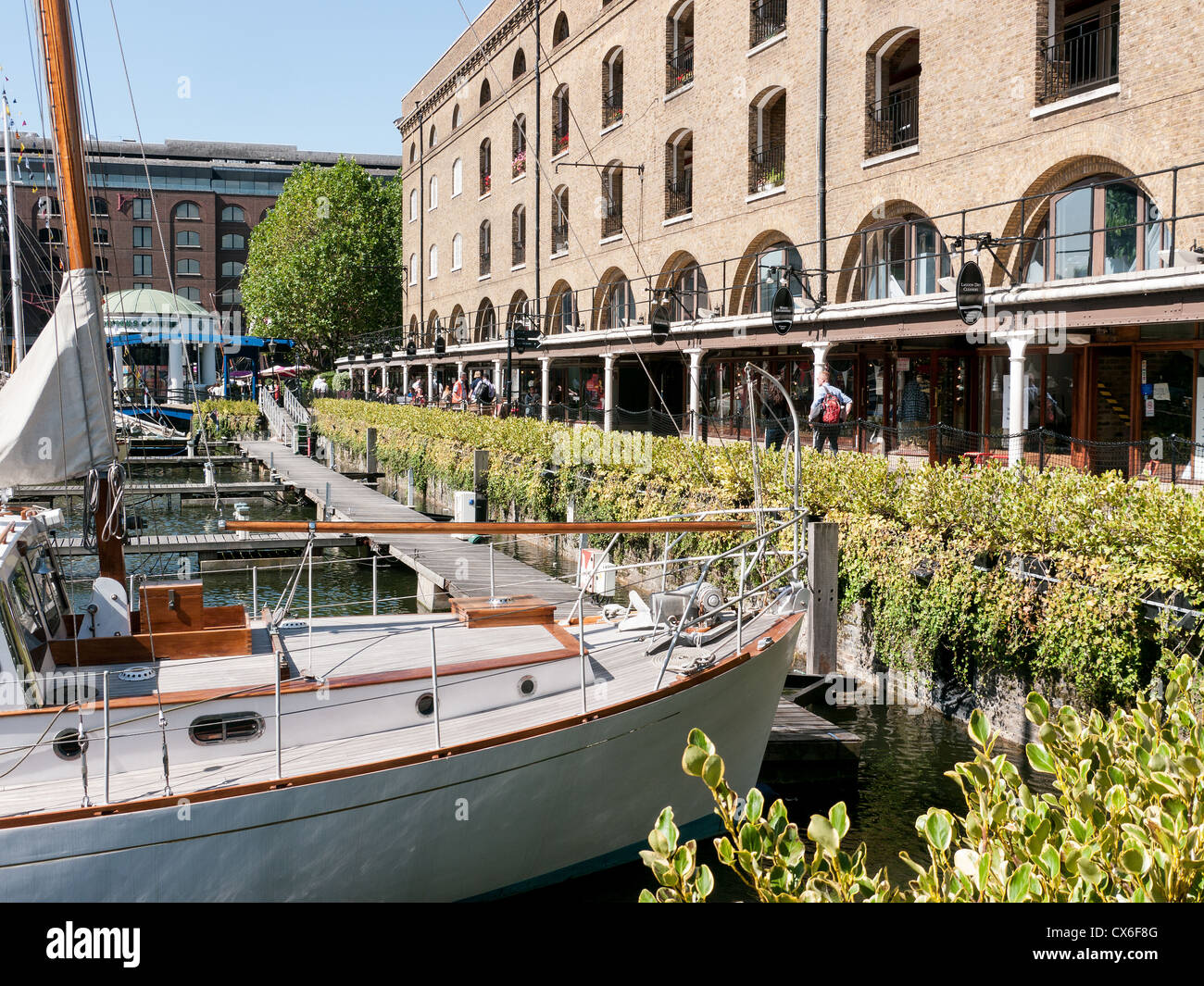 El Puerto Deportivo de Santa Katherine Docks, con tiendas y boutiques, en el fondo, Londres, Reino Unido. Foto de stock