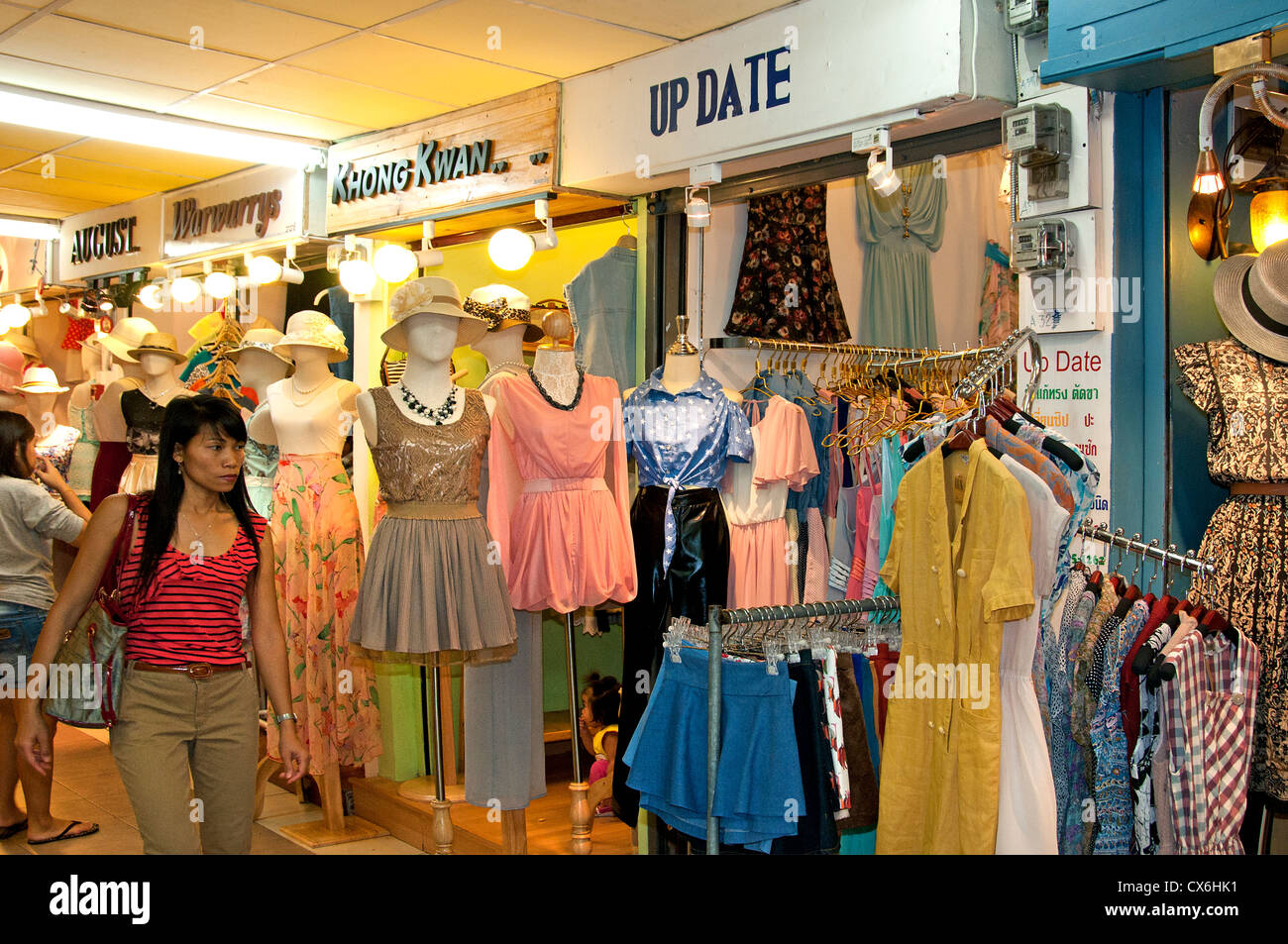 Tienda de ropa tailandesa fotografías e imágenes alta resolución Alamy