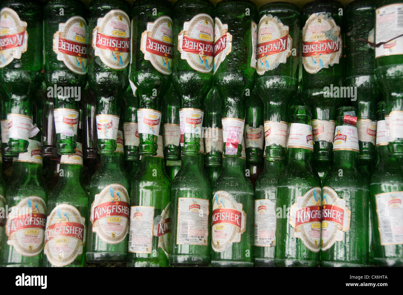Las botellas de cerveza apilados para reciclar Foto de stock
