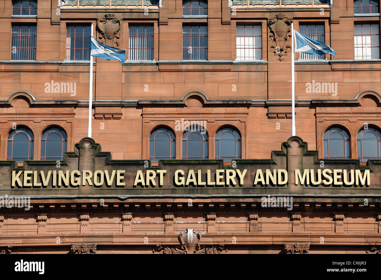Kelvingrove Art Gallery and Museum Glasgow, detalle de la señal y banderas en la fachada sur, Escocia, Reino Unido Foto de stock