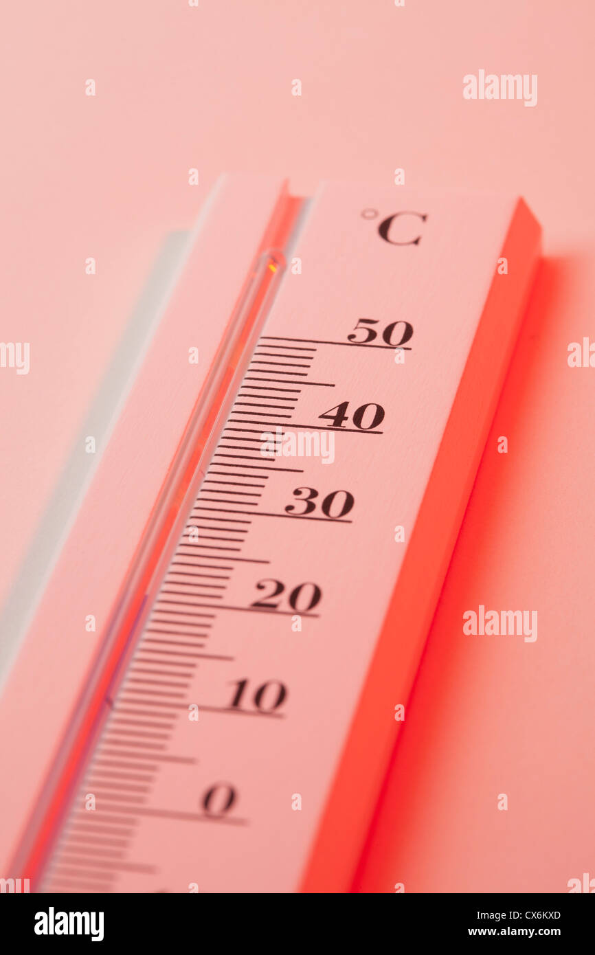 Un termómetro de medición en grados Celsius de calor Foto de stock
