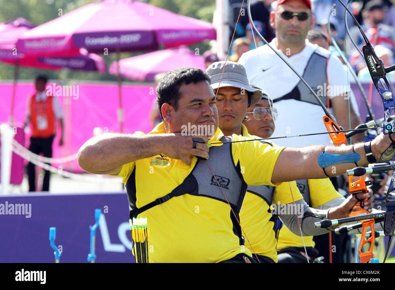 Zulkifli Mat Zin, Mohd Zafi Rahman Saleh y Mat Hasihin Sanawi de Malasia el equipo masculino de Tiro con Arco - Consigue - Abierto Foto de stock