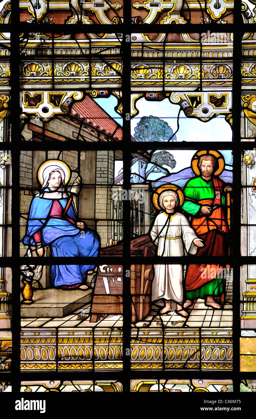 Mechelen (Malinas, Bélgica). Sint Katelijenkerk /Iglesia. Ventana de vidrios de colores. Jesús, María y José en el taller de carpintería Foto de stock