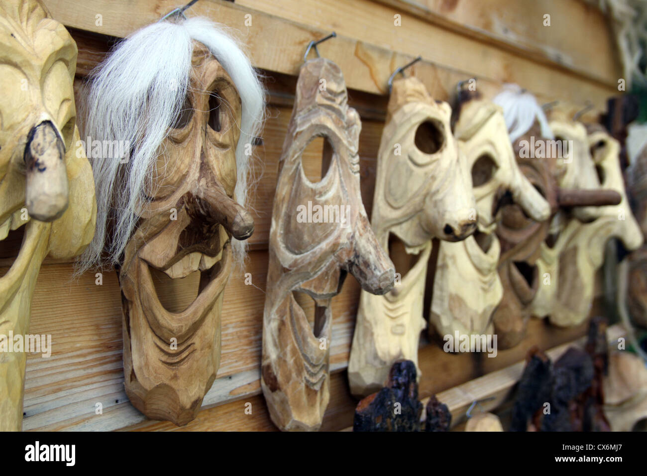 Las máscaras de madera tallada para venta en Bran, Transilvania, Rumania. Están a la venta en las tiendas junto con Drácula recuerdos. Foto de stock